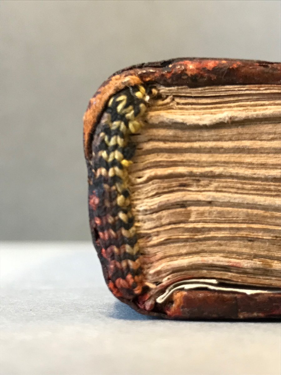 We love to discover beautiful and interesting details in the bindings we treat. Check out these headbands from the Arabic manuscripts: OR 5099 and Add MS 9596. 😍