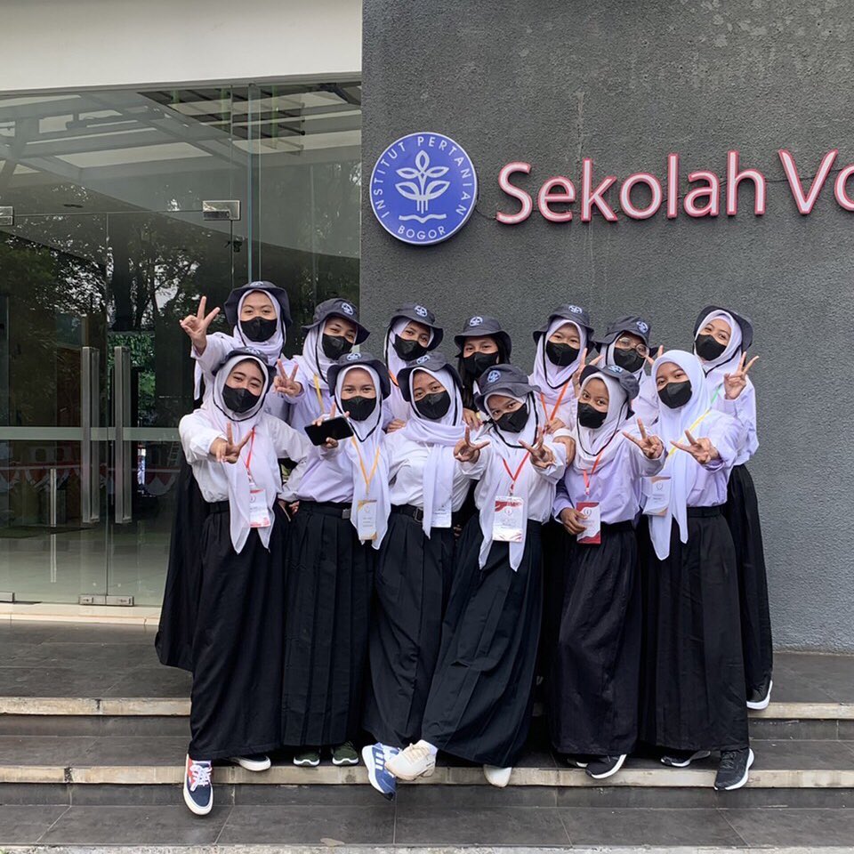 myociz's tweet photo. [Day-1 MPKMB 59 SV IPB 2022]
Tantangan banget nih harus bangun sekitaran setengah 4 buat siap”MPKMB 59 SV IPB 2022😔 Acaranya seru bngtt, rame pol. Tpi lumayan lama jg nunggu pengecekan SOP
@mpkmbsv_ipb 

#MPKMB59SVIPB 
#IPBDIGDAYA
#VOKASIJUARA
#TheGlimpeStoryofGatamalaAgrinawa https://t.co/LxnxqgP78T