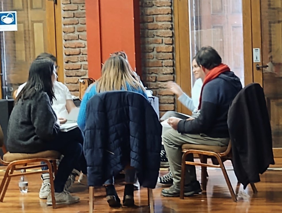 1AlfredoZamudio's tweet image. Cuando escuchar certezas es lo único que importa, invitar al diálogo es un acto disruptivo, casi revolucionario.

Cuatro universidades unen esfuerzos y convocan a talleres de diálogo. 

uchile.cl/noticias/18900…