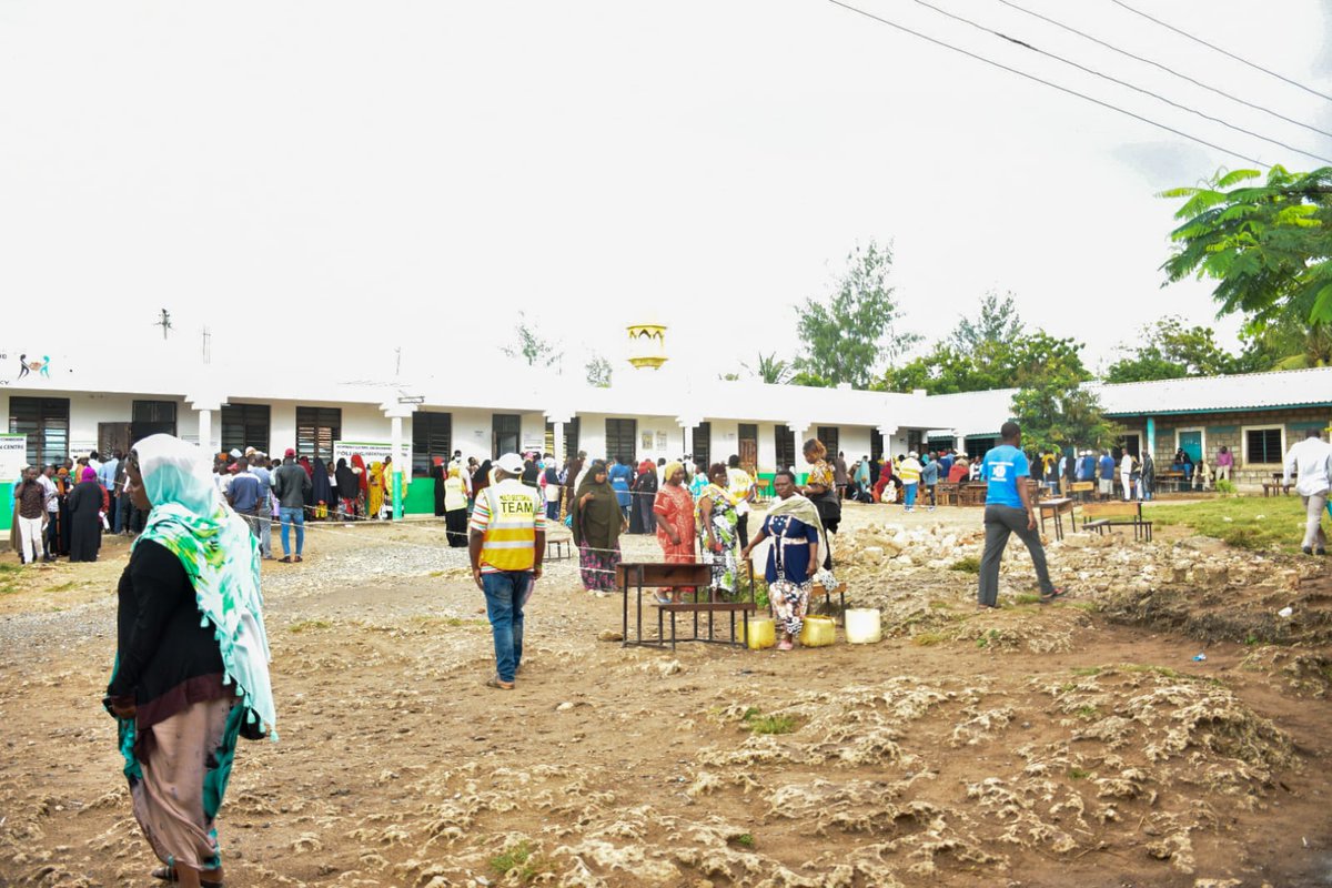 ManyattaYouth_m's tweet photo. #PeacefulElections2022
#ObserverMission 
Maji Safi primary school Polling station, a bit of delay due to a mix up in ballot boxes but matter resolved and voting is progressing very well. https://t.co/E8omtcUYDX