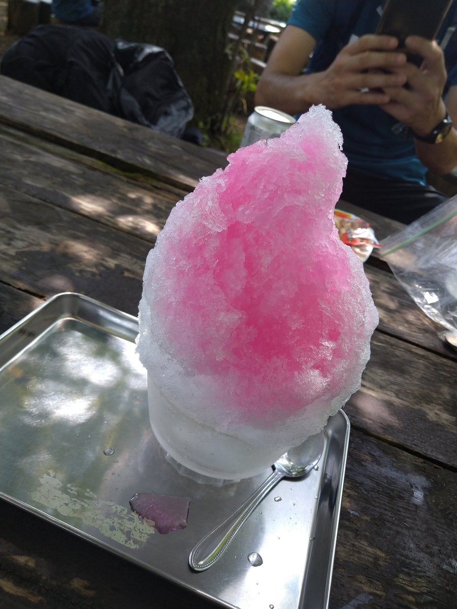 f_kinjiro's tweet photo. 職場の同僚たちとトレラン💨
華麗なヘッドスライディングを披露✨
今日はピーチ味🍧
お風呂に入ってカツカレー🍛
楽しかったなぁ😄
#高尾山 #トレラン #かき氷 #コンプレスポーツ鎌倉 #COMPRSSPORT https://t.co/u1DPCdh1Wn