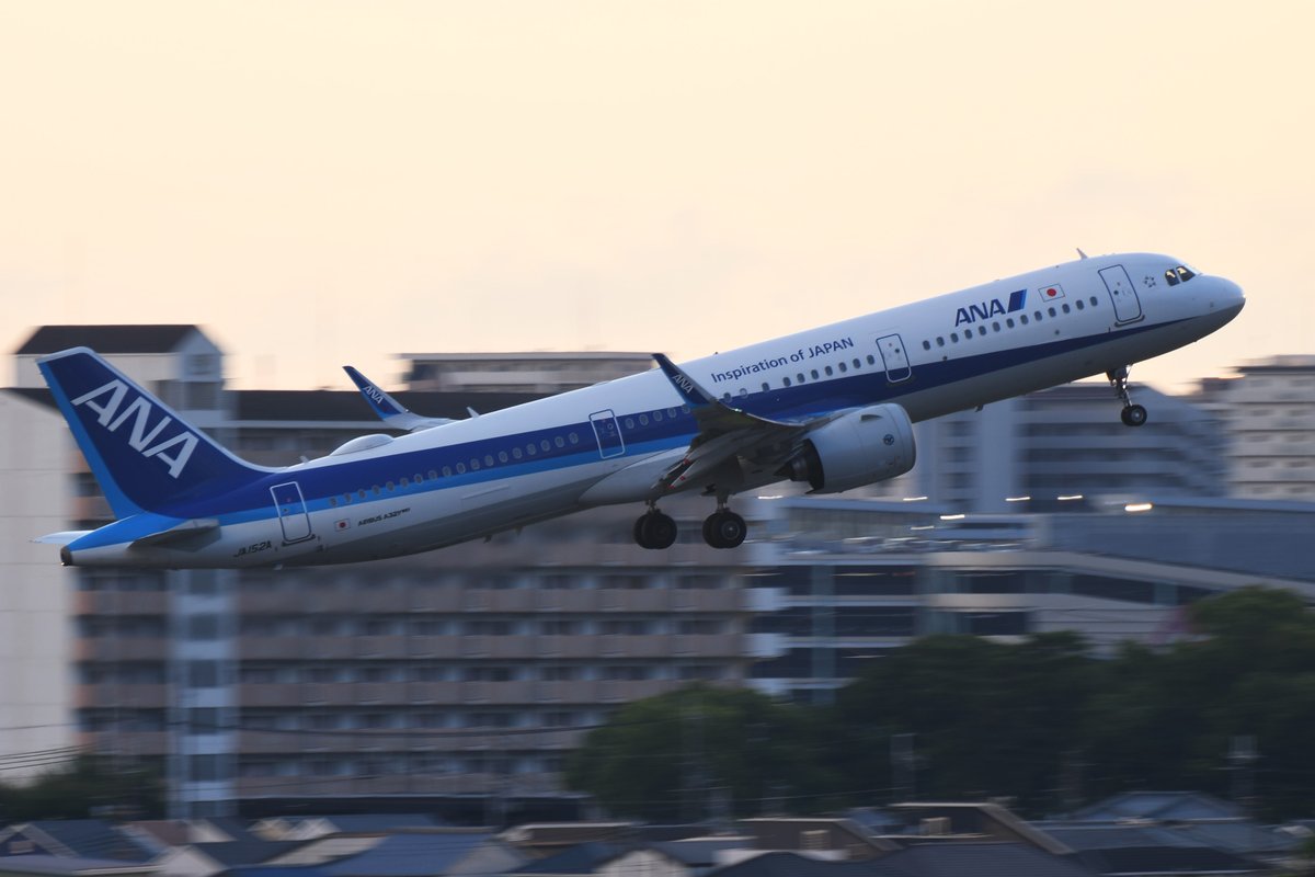 TOPAZ102x's tweet photo. #ソラマニ_ヒコーキ #A321 #JA152A #伊丹空港
8月に入って33便→36便にA321が入る日が出てきました。しかしA321ceoはなかなか入ってくれないですね…
8/6 NH36 JA152A https://t.co/h8L6a7x4M3