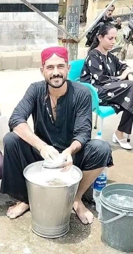 جہاں دو ٹکے کے وڈیروں کے بیٹے تکبر غرور سے 
بھرے ہوتے ہیں وہاں اصل خاندانی بادشاہ 
میں فقیری دیکھیں 

سچ کہتے ہیں 
جو خاندانی رئیس ہیں وہ مزاج رکھتے ہیں نرم اپنا 

￼