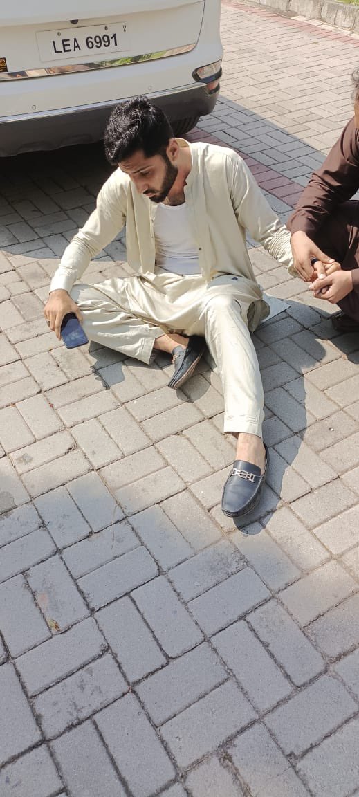 PTIofficial's tweet photo. شہباز گل کی گاڑی پر حملہ آور ہوئے،اسٹنٹ پر تشدد کیا، شہباز گل کو اغوا کر لیا گیا۔ #ReleaseShahbazGill https://t.co/RmchGkgqdb