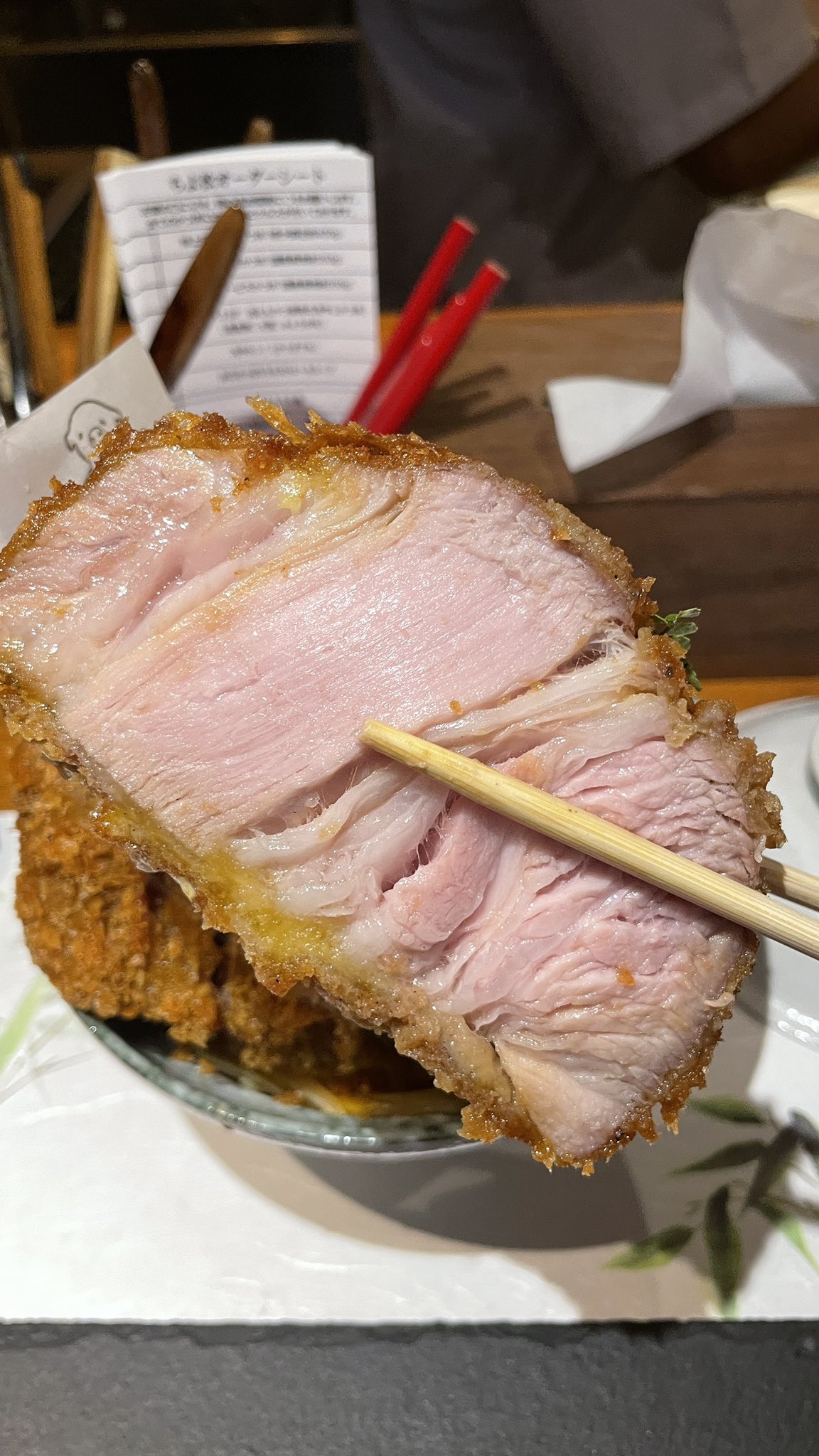 りょうくんグルメ 日本で1番分厚いかつ丼が楽しめるお店 大阪難波にあるちよ松 特上焼きかつ丼の分厚さは５センチもあり 衣が薄くお肉は驚くほど柔らかい カツは卵でとじない流行りのスタイルでとろっとした卵が美味しい お肉の柔らかさに驚くこと