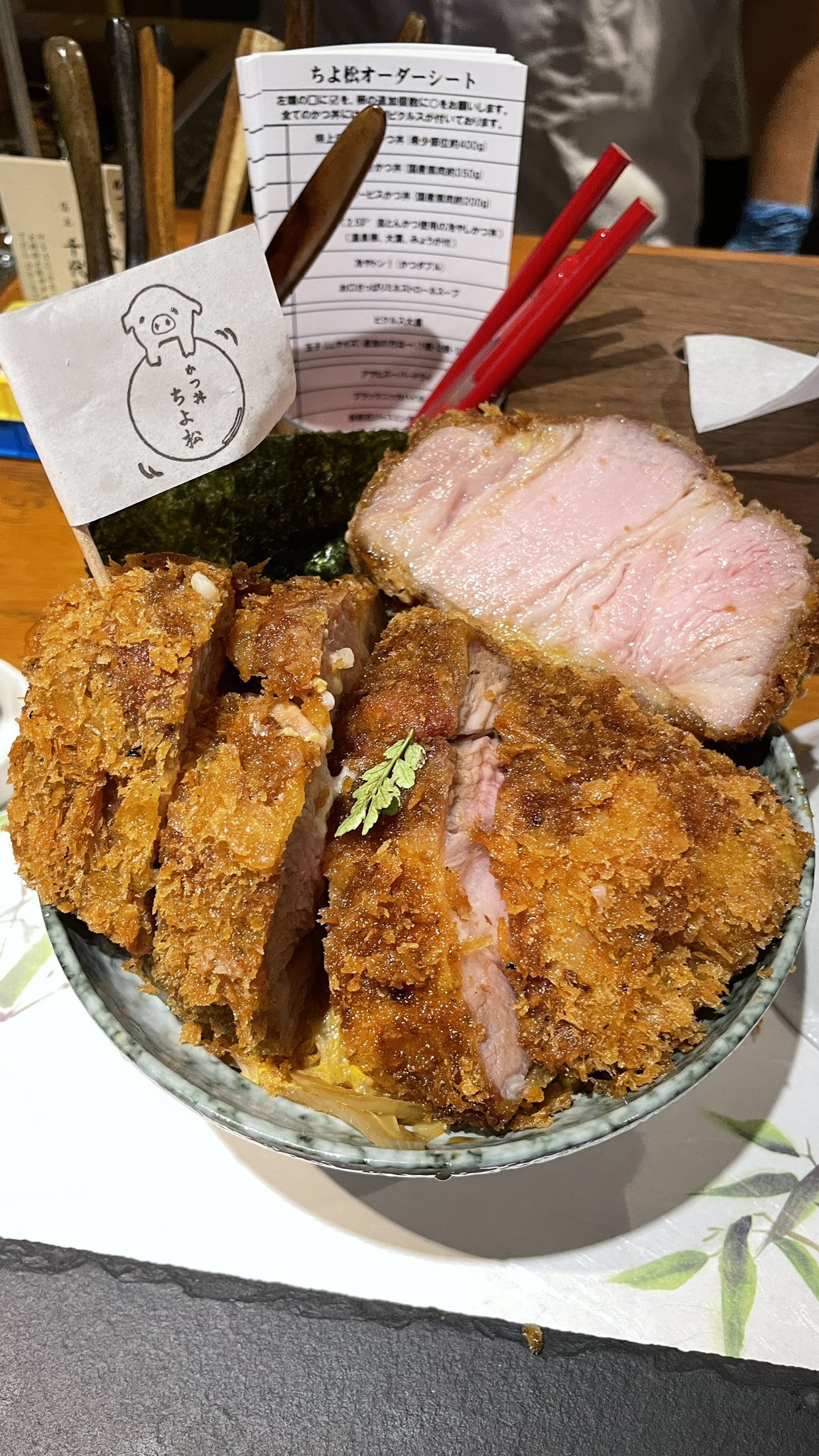 りょうくんグルメ 日本で1番分厚いかつ丼が楽しめるお店 大阪難波にあるちよ松 特上焼きかつ丼の分厚さは５センチもあり 衣が薄くお肉は驚くほど柔らかい カツは卵でとじない流行りのスタイルでとろっとした卵が美味しい お肉の柔らかさに驚くこと