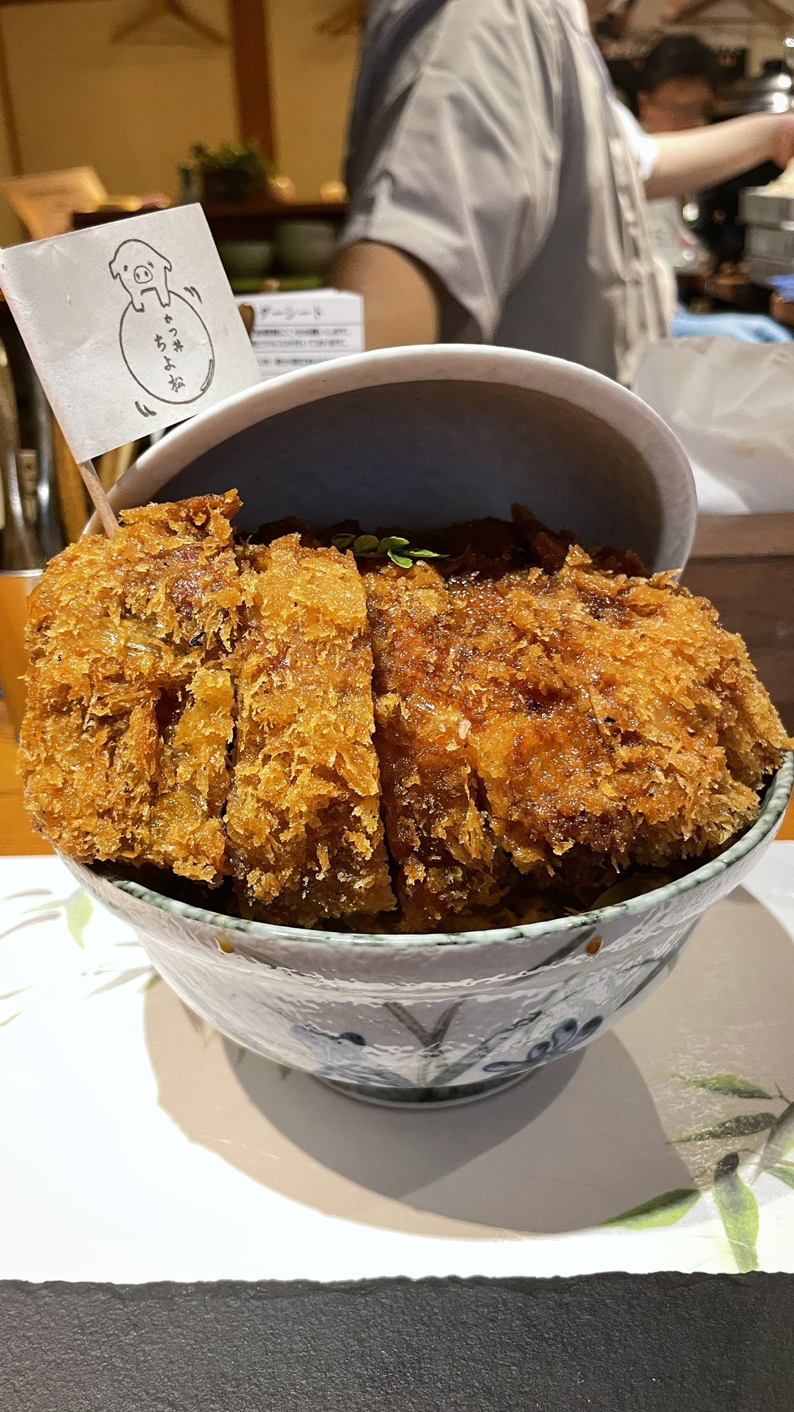 りょうくんグルメ 日本で1番分厚いかつ丼が楽しめるお店 大阪難波にあるちよ松 特上焼きかつ丼の分厚さは５センチもあり 衣が薄くお肉は驚くほど柔らかい カツは卵でとじない流行りのスタイルでとろっとした卵が美味しい お肉の柔らかさに驚くこと