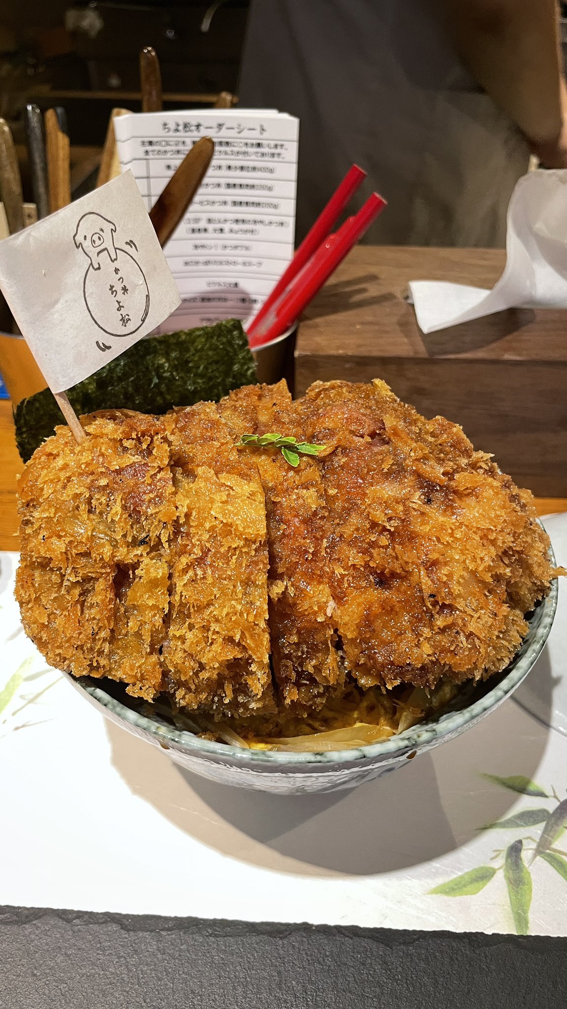 りょうくんグルメ 日本で1番分厚いかつ丼が楽しめるお店 大阪難波にあるちよ松 特上焼きかつ丼の分厚さは５センチもあり 衣が薄くお肉は驚くほど柔らかい カツは卵でとじない流行りのスタイルでとろっとした卵が美味しい お肉の柔らかさに驚くこと