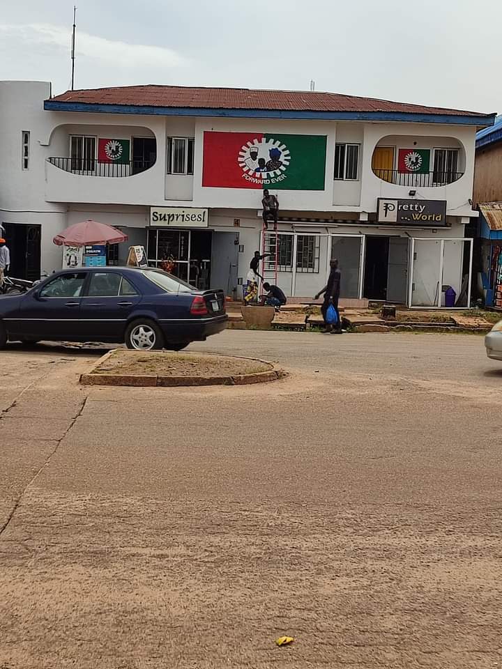 AaJessehalliday's tweet photo. Jos Labour party office in ahmadu Bello way 
Peter Obi is coming
We in Jos are OBIdient 🙌🙌🙌
We will never labour in vain 💯💯💯

Wike • Arise TV • Sam Omatseye • #emilokan • Daddy Freeze • Prof • #EnoughIsEnough • The Nigerian • Rinu • Wole Soyinka • Seplat https://t.co/olQPaGS3r0