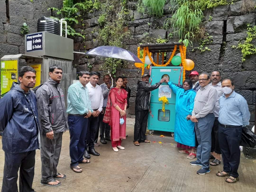 KolhapurKmc's tweet photo. कोमनपातर्फे बिंदु चौक व रेल्वे स्टेशन येथे प्लॅस्टीक श्रेडर मशिन कार्यान्वीत करण्यात आले आहेत. बिंदु चौक पार्किंग येथील या मशिनचा शुभारंभ मा. प���रशासकसो यांच्या हस्ते सकाळी करण्यात आल���. शहरामध्ये पाच ठिकाणी या मशीन बसविण्यात येणार आहेत. https://t.co/fyjrELya3N