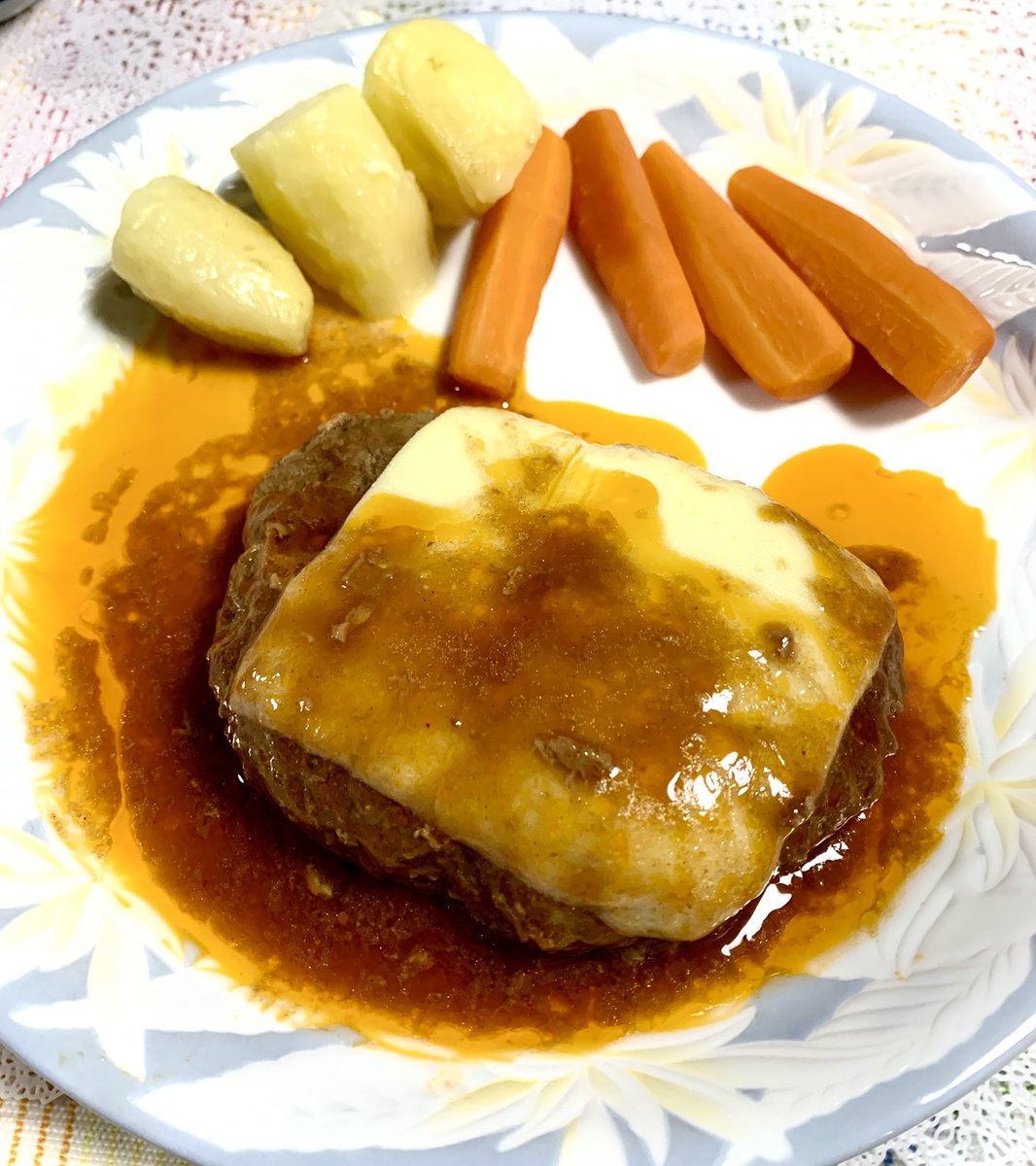 ハンバーグ！

パン粉の代わりに片栗粉と米粉をまぜまぜ。今日は肉肉しさが過去最高で美味しかった〜

#グルテンフリー #料理記録 #glutenfree