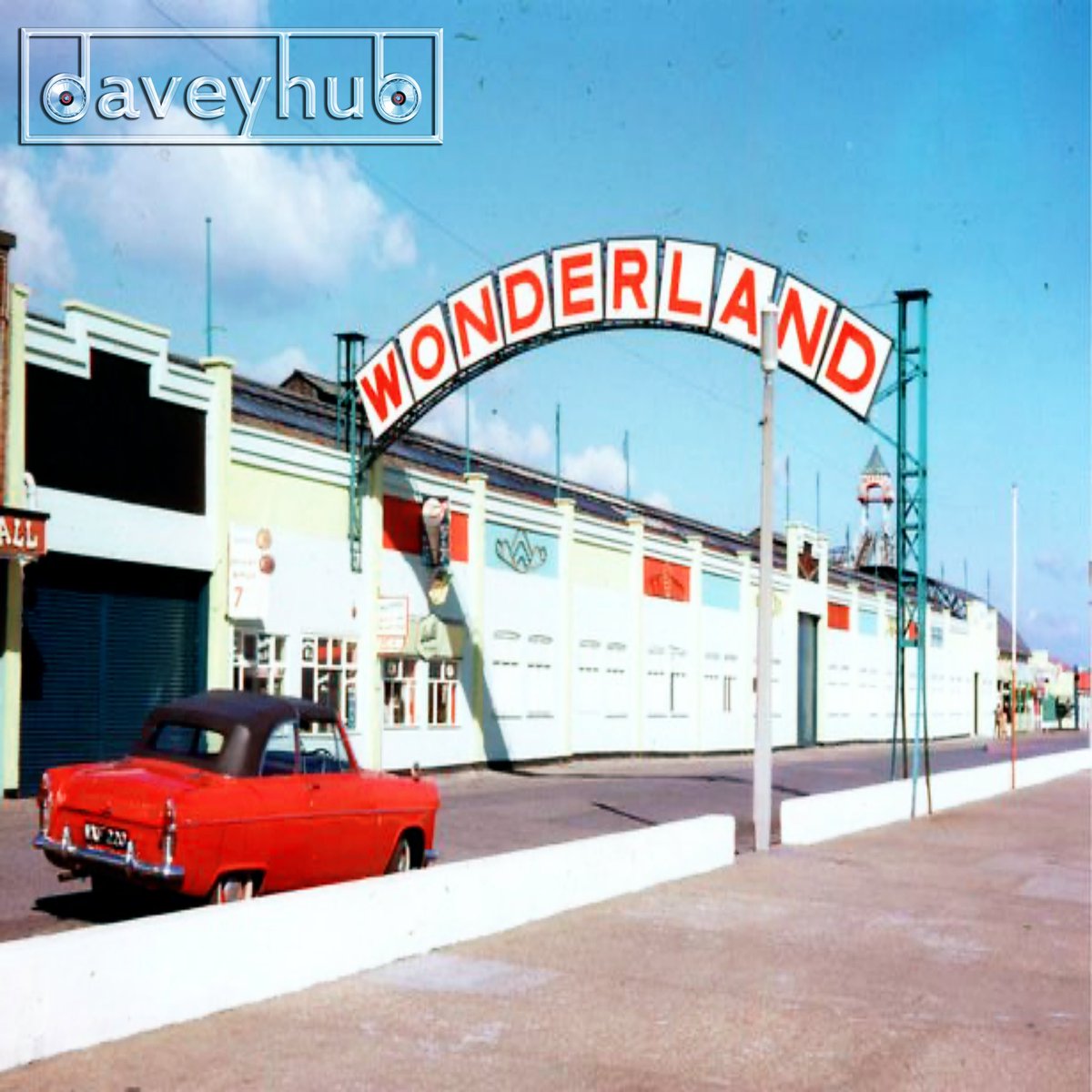 daveyhub's tweet photo. Hey folks just another friendly reminder that I’ve got a brand new E.P out this Friday on @1EARecords 

It’s called Wonderland &amp; it includes 4 brand new tunes. 

1) Dark Places (Breakbeat)
2) Wonderland (DnB) 
3) Southbank Shuffle (Breakbeat) 
4) Novena (Techno) 

#newmusic #RT https://t.co/2sDd3vVLo3