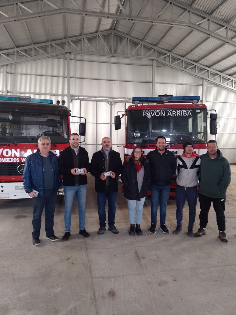 PaloOliver's tweet photo. #PavónArriba
📌Una vez más, junto a @Violonito (Diego Andrés Violoni) visitamos el Cuartel de Bomberos 🔥🚒 Voluntarios para ver el crecimiento constante de su infraestructura.
En esta oportunidad colaboramos con una suma de dinero que necesitan reunir para el pago 👇 https://t.co/of9J75n4vd