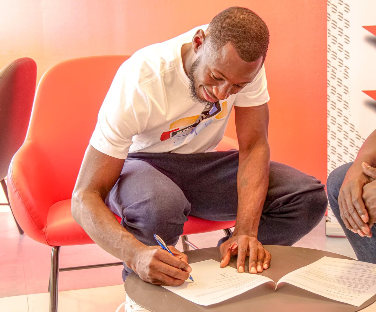 BourgesFoot_off's tweet photo. 🚨 Ibrahim FOFANA est arrivé à Bourges 🚨
La saison dernière il évoluait sous les couleurs de l’Us Boulogne en N1.
Joueur généreux, rapide et déterminé il intègre notre équipe première pour cette saison 2022-2023.
Bienvenue sous tes nouvelles couleurs Ibrahim  🤍❤️⚽️
#bf18 https://t.co/IP6GidVrwE
