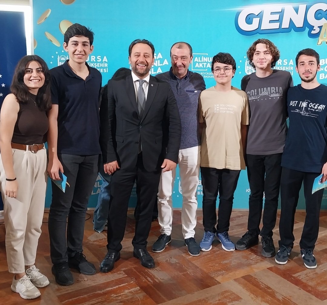 seker_suleyman_'s tweet image. YKS sınavında ilk 1000 e giren 22 öğrencimize BBŞ Belediye Başkanı Alinur Aktaş hediyelerini takdim etti. Başkanımıza teşekkür eder, öğrencilerimizi ve emeği geçen tüm öğretmenlerimizi tebrik ederim. @meb_ogm @bursailmem16 @serkangur_bursa @niluferilcemem @aydinnarin16