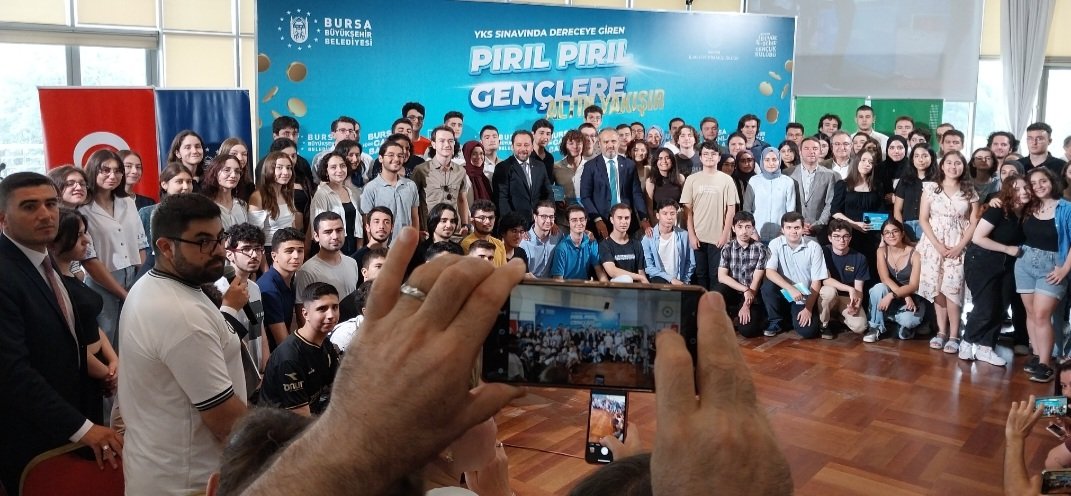 seker_suleyman_'s tweet image. YKS sınavında ilk 1000 e giren 22 öğrencimize BBŞ Belediye Başkanı Alinur Aktaş hediyelerini takdim etti. Başkanımıza teşekkür eder, öğrencilerimizi ve emeği geçen tüm öğretmenlerimizi tebrik ederim. @meb_ogm @bursailmem16 @serkangur_bursa @niluferilcemem @aydinnarin16