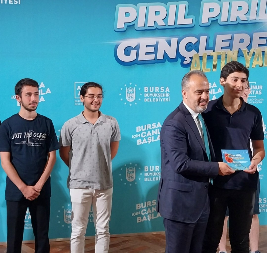 seker_suleyman_'s tweet image. YKS sınavında ilk 1000 e giren 22 öğrencimize BBŞ Belediye Başkanı Alinur Aktaş hediyelerini takdim etti. Başkanımıza teşekkür eder, öğrencilerimizi ve emeği geçen tüm öğretmenlerimizi tebrik ederim. @meb_ogm @bursailmem16 @serkangur_bursa @niluferilcemem @aydinnarin16