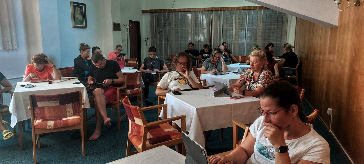 polackova_petra's tweet photo. Účastníci letní školy si zkouší programování v aplikacích na iPadu #ipadmoravka https://t.co/lEC2KAb5No