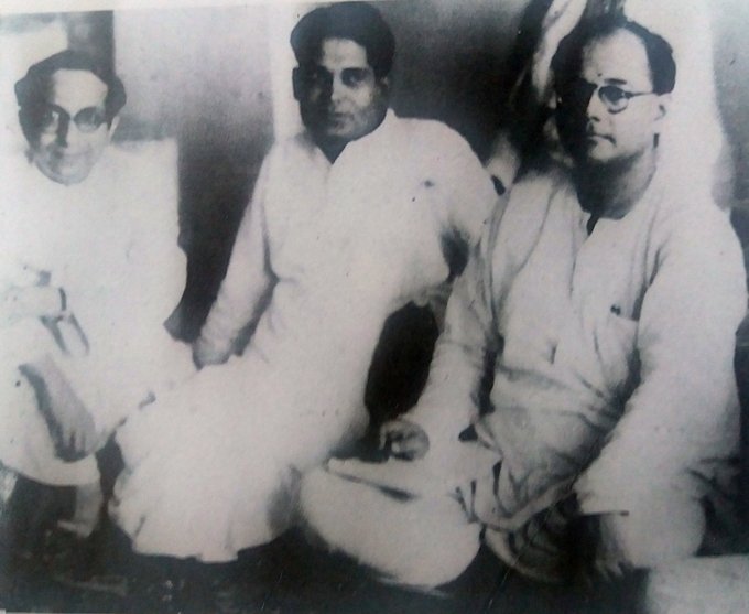 Meherally (left) along with the socialist leader Jayaprakash Narayan.