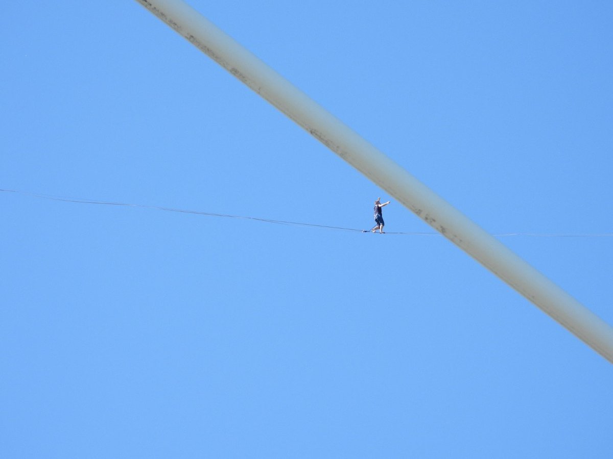 Lo3ksky's tweet photo. #slacklineman #Erasmusbrug #Rotterdam #RedBull https://t.co/bZ0pniyth1