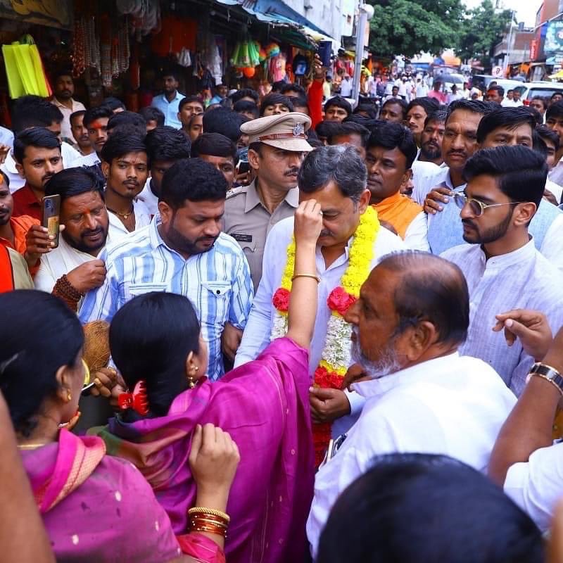YuvrajSambhaji's tweet photo. आज तुळजापुर येथे तुळजाभवानीदेवीच्या साक्षीने 'स्वराज्य'च्या बोधचिन्ह व ध्वजाचे अनावरण करण्यात आले.

यावेळी संपूर्ण महाराष्ट्रातून स्वयंस्फूर्तीने अनेक सहकारी स्वराज्य कार्यात सहभागी होण्यासाठी उपस्थित होते. यासर्वांचे मनापासून आभार! https://t.co/d5rQsBqqDw