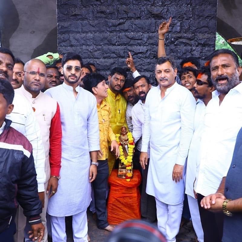 YuvrajSambhaji's tweet photo. आज तुळजापुर येथे तुळजाभवानीदेवीच्या साक्षीने 'स्वराज्य'च्या बोधचिन्ह व ध्वजाचे अनावरण करण्यात आले.

यावेळी संपूर्ण महाराष्ट्रातून स्वयंस्फूर्तीने अनेक सहकारी स्वराज्य कार्यात सहभागी होण्यासाठी उपस्थित होते. यासर्वांचे मनापासून आभार! https://t.co/d5rQsBqqDw
