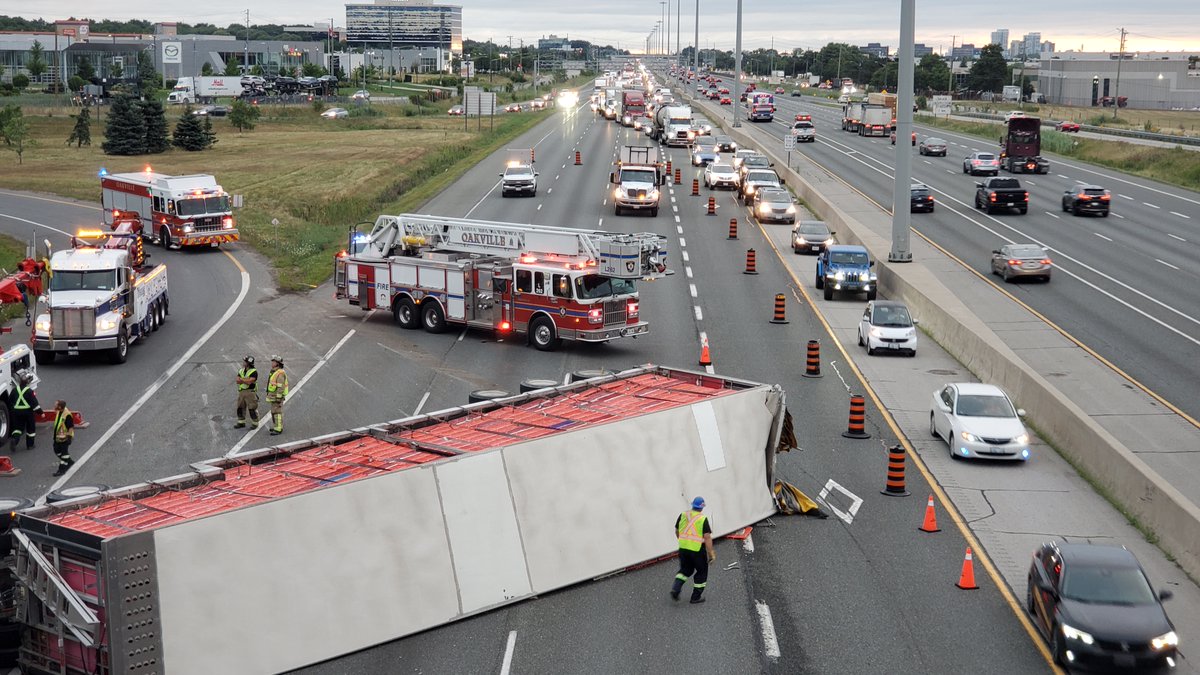 Media371's tweet photo. Tractor trailer carrying chickens rolled over on the QEW westbound at Third Line in #Oakville. Right lanes closed. No injuries. https://t.co/GyBcOd234A