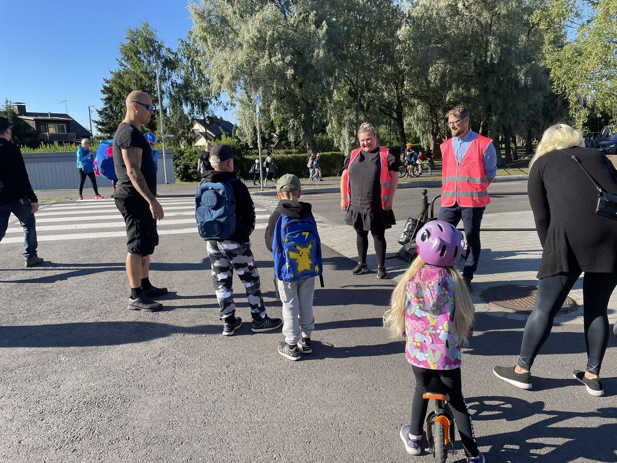 DariaK_'s tweet photo. Koulut starttasi lukuvuoden tänään Kouvolassa. Uuden Sarkolan koulun vilskettä tuli seuraamaan Liikenneturvan tj. Pasi Anteroinen ja Liikenneturvan hallituksen puheenjohtaja, kansanedustaja Suna Kymäläinen. Aamu sujui hyvin kesäisissä tunnelmissa @Liikenneturva @PasiAnteroinen https://t.co/kjB5rXyetq
