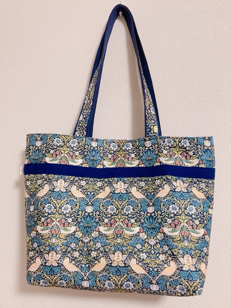 セリアのウィリアムモリスのカーテンでA4入るトートバッグ作ったよ