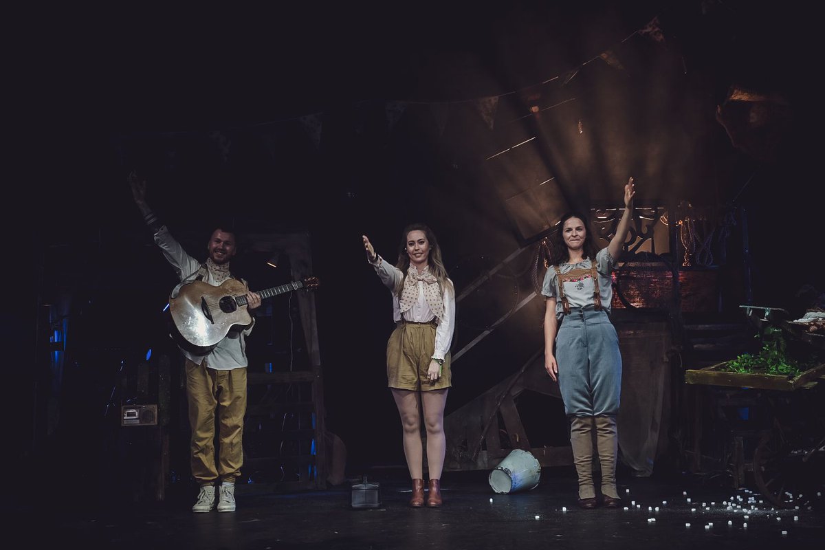 1 actor. 2 gerddor. 5 perfformiad. Tim cynhyrchu a hanner. Dros 600 o gynulleidfa dros 4 diwrnod. WAW.

DIOLCH <a href="/eisteddfod/">eisteddfod</a>, ein cyd-gynhyrchwyr <a href="/osnadnawr/">osnadnawr</a>, ac i bawb wnaeth gefnogi #GwladYrAsyn gan <a href="/WynMason1/">Wyn Mason</a>. Roedd hi werth aros 3 mlynedd am hon❣️

📸 @celfcalon