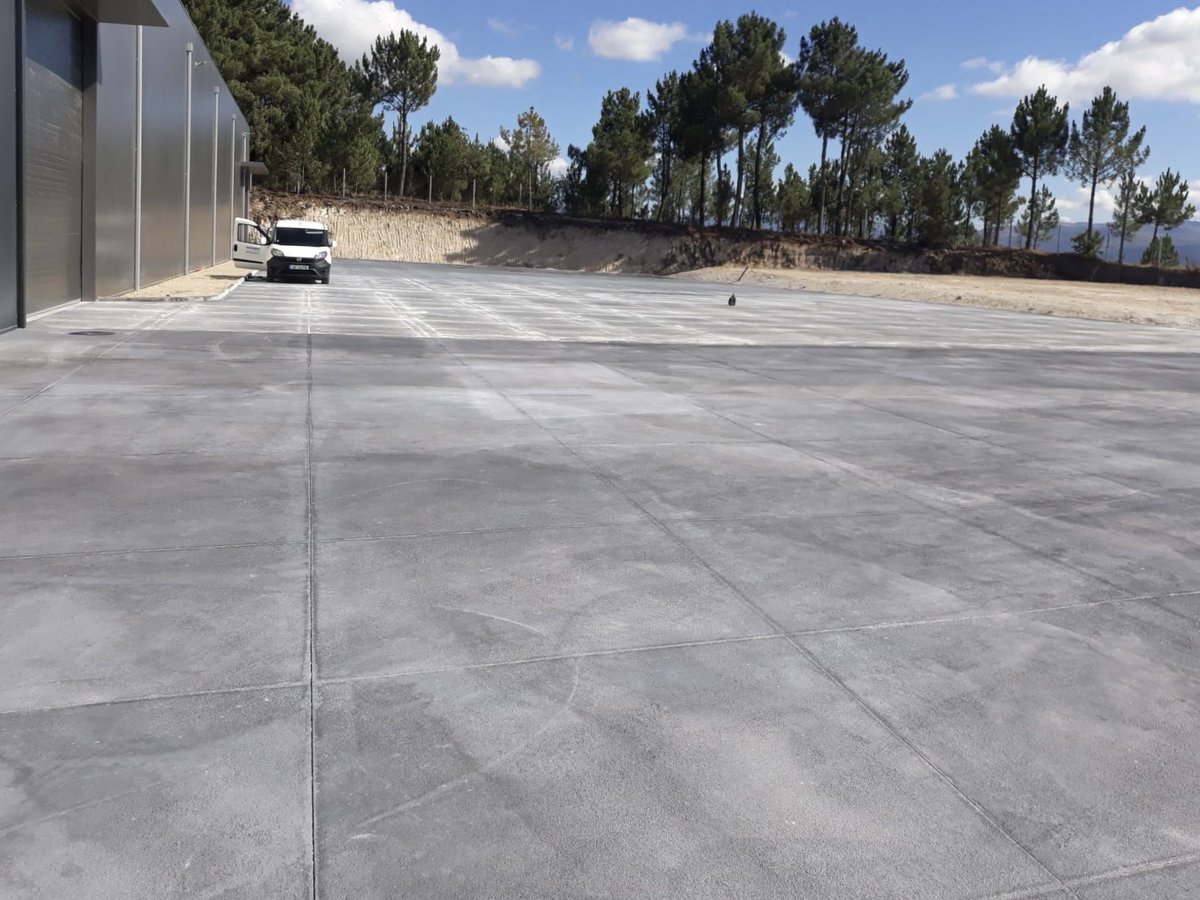 Kriscorti's tweet photo. Última execução do Sistema RCR #Optipave®️ VRS em Baião 🇵🇹
A substituição do betuminoso asfaltico por betão nos parques logísticos é cada vez maior, por questões económicas e principalmente ecológicas o Optipave®️VRS é a solução mais duradoura para zonas de tráfego pesado 🚛🍃 https://t.co/6XSWQGUuvm