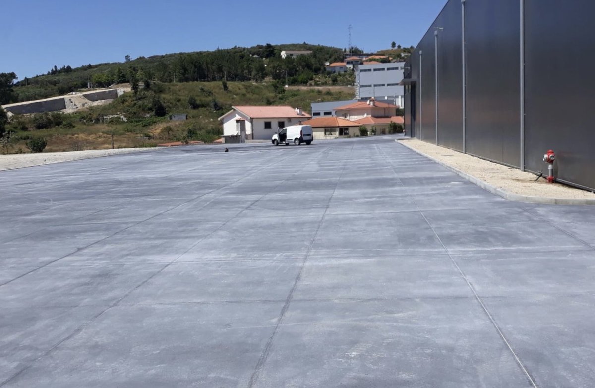 Kriscorti's tweet photo. Última execução do Sistema RCR #Optipave®️ VRS em Baião 🇵🇹
A substituição do betuminoso asfaltico por betão nos parques logísticos é cada vez maior, por questões económicas e principalmente ecológicas o Optipave®️VRS é a solução mais duradoura para zonas de tráfego pesado 🚛🍃 https://t.co/6XSWQGUuvm