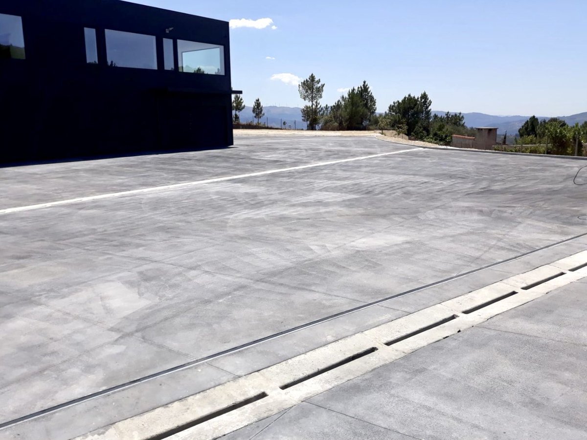Kriscorti's tweet photo. Última execução do Sistema RCR #Optipave®️ VRS em Baião 🇵🇹
A substituição do betuminoso asfaltico por betão nos parques logísticos é cada vez maior, por questões económicas e principalmente ecológicas o Optipave®️VRS é a solução mais duradoura para zonas de tráfego pesado 🚛🍃 https://t.co/6XSWQGUuvm