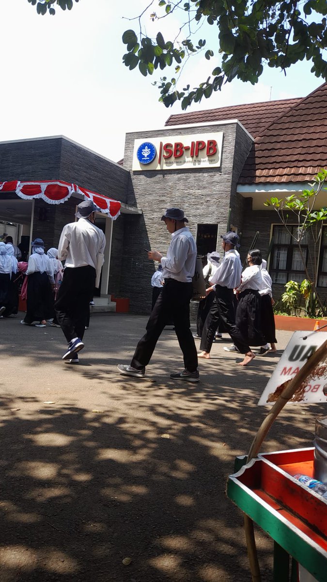tegarrds14's tweet photo. MPKMB Day 1🤩ada kejadian waktu mau sholat Dzuhur dan ambil wudhu lupa copot id card, and then id card nya basah dan luntur 😭 jujurly hari pertama aja udh bener2 seruu👏🤗
#vokasiimpact 
#MPKMB59SVIPB 
#VOKASIJUARA 
#IPBDigdaya 
#TheGlimpseStoryofGatamalaAgrinawa https://t.co/Au03T0vQqX