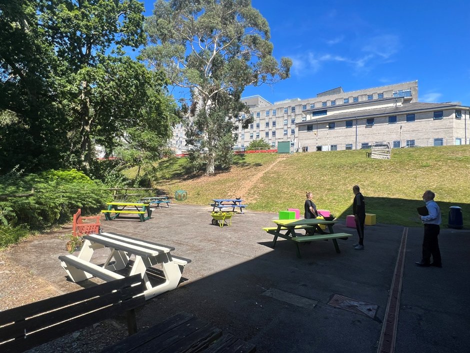 UHPSiteServices's tweet photo. Staff at the @DerrifordCHW1 have been busy sprucing up the outside space in the garden/pond area putting in tables made from recycled wood &amp; old paint pots, pans &amp; a wheelbarrow for plants. Why not pop down during a lunch break &amp; take advantage of this lovely sunny spot @UHP_NHS https://t.co/LqhnWFqkWI