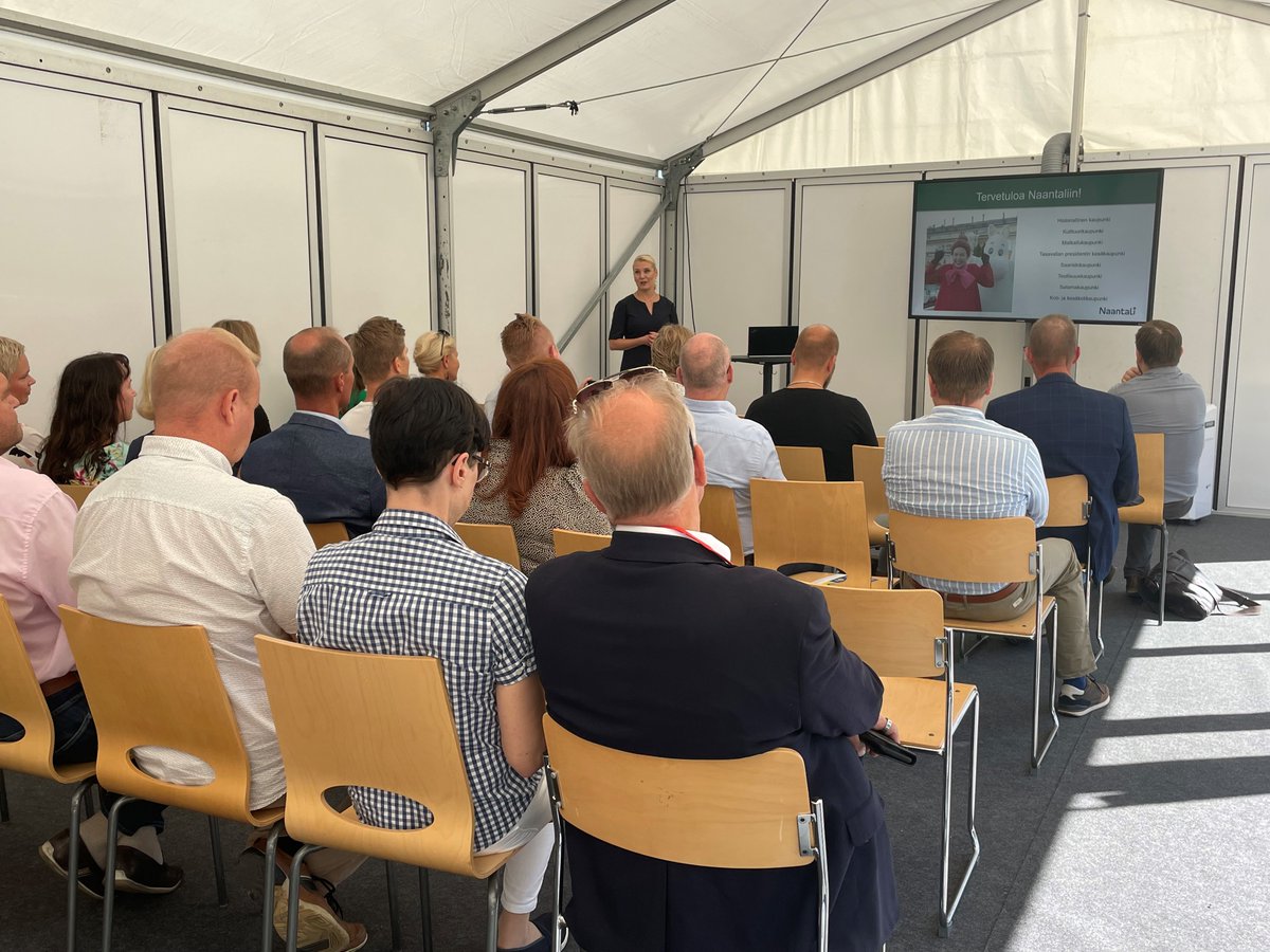 <a href="/kauppakamaritku/">Turun kauppakamari</a> KiRa&amp;ElPo-valiokunnat Naantalin Asuntomessuilla. <a href="/LeppanenLaura/">Laura Leppänen</a> <a href="/NaantaliK/">Naantalin kaupunki</a>: tavoite on, että kävijät poistuvat ajatuksella upeat messut, ihana Naantali, sinne on palattava. <a href="/Asuntomessut/">Asuntomessut</a> <a href="/anna_tapio/">Anna Tapio</a> mukaan messujen palaute on parempaa kuin koskaan. <a href="/visitnaantali/">Visit Naantali</a>