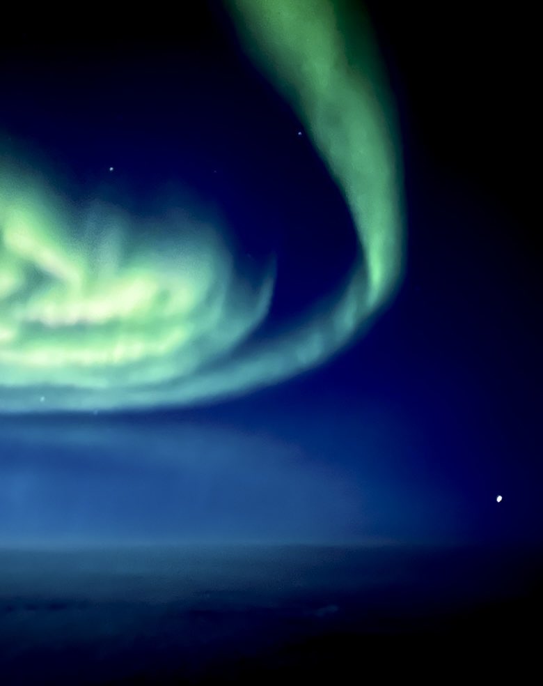 Jeroen_Schot's tweet photo. Flying can give you some wonderful experiences. Like we just had above Canada. Aurora Borealis from 35.000 feet. 😊. The white dot on the right? Jupiter. #flyingiscool #travel #klm https://t.co/skXm0nJKAF