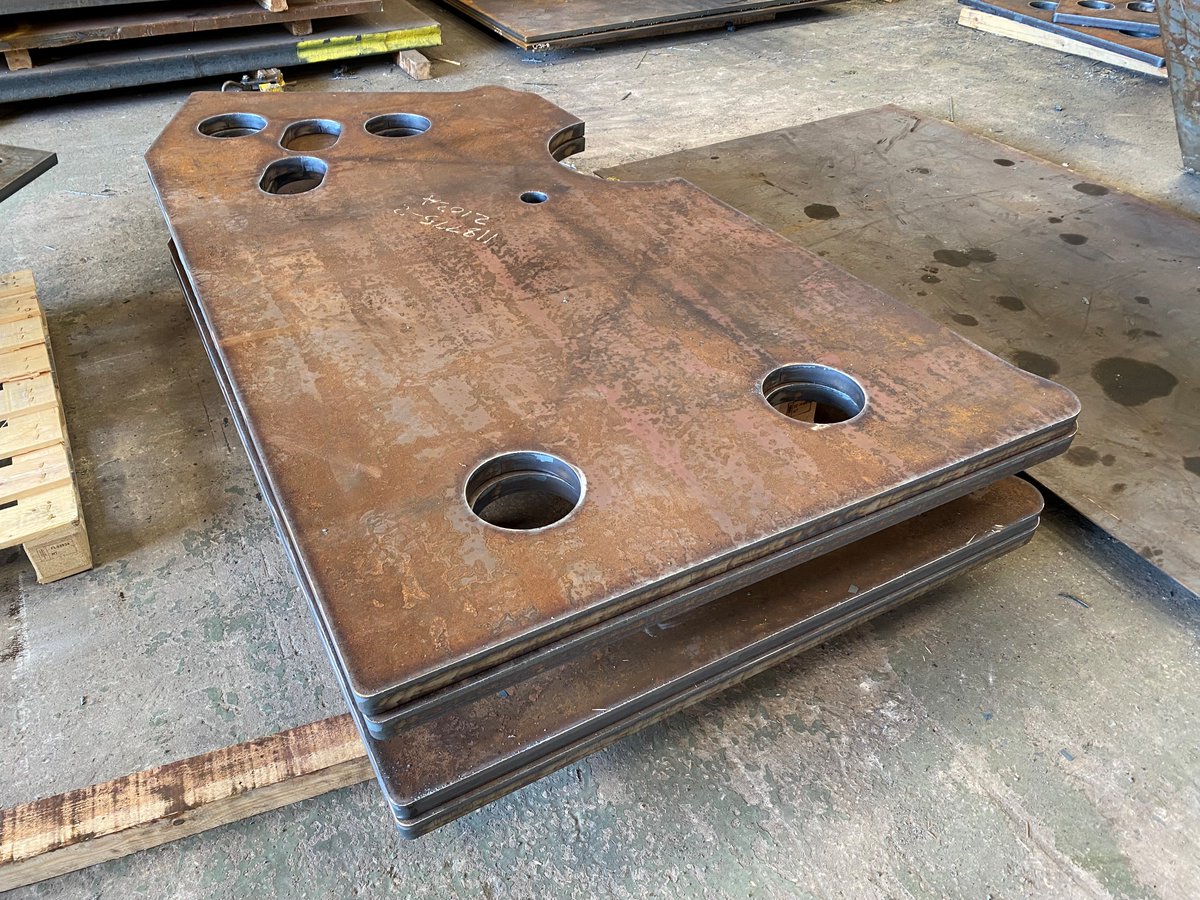 A select few large area plates from a flame cutting job we are working our way through at the moment. These profiles are 40mm thick S355J2+N material

#flame #ukmanufacturing #profiling #engineering #unitedkingdom