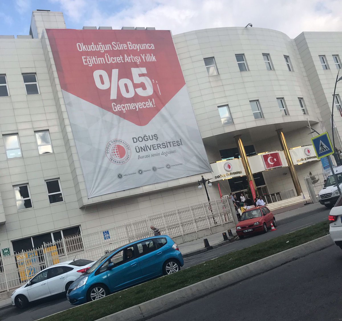 Doğuş ve Beykent Üniversiteleri, okunulan süre boyunca eğitim artışı ücreti yıllık %5’i aşmayacak sözünü tutmayarak ücretlere %200’leri aşan oranlarda zam yaptı.

Bu durum, öğrenciler tarafından protesto ediliyor!