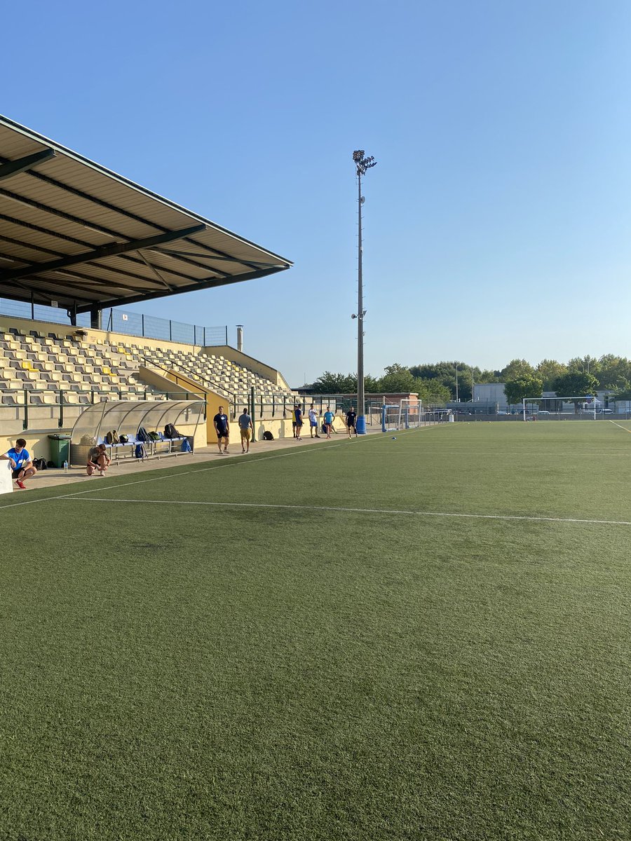 jordi_camps's tweet photo. ℹ️ Avui hem començat el dia visitant el camp de futbol a on es fan les proves físiques als aspirants a aconseguir una plaça de Policia Local de #vidreres.
👮🏼♀️👮♂️Més de quaranta persones s’han presentat per ocupar una de la places.
#ampliem #plantilla per #millorar la #seguretat https://t.co/PEMGHQ74Vs