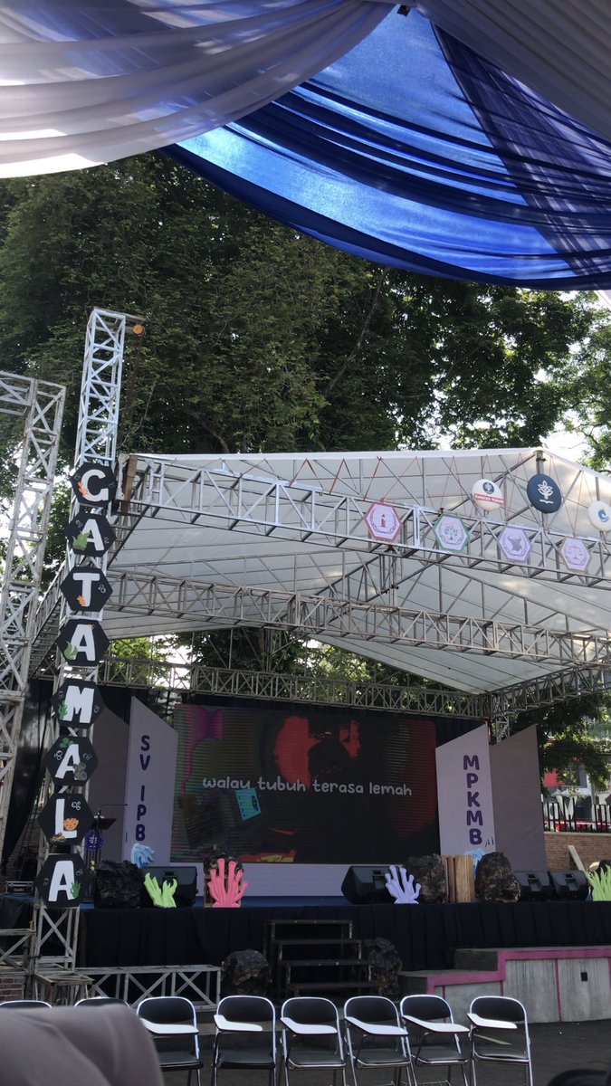 karimaazafiri's tweet photo. tambahan, mauu bilang keren bangett buat semua panitia MPKMB SV-IPB. dekorasinya berasa lagi konser dehh uwiuwiiww😻😻
#VOKASIIMPACT #MPKMB59SVIPB #IPBDIGDAYA #VOKASIJUARA  #TheGlimpeStoryofGatamalaAgrinawa https://t.co/9kiFwQ588G
