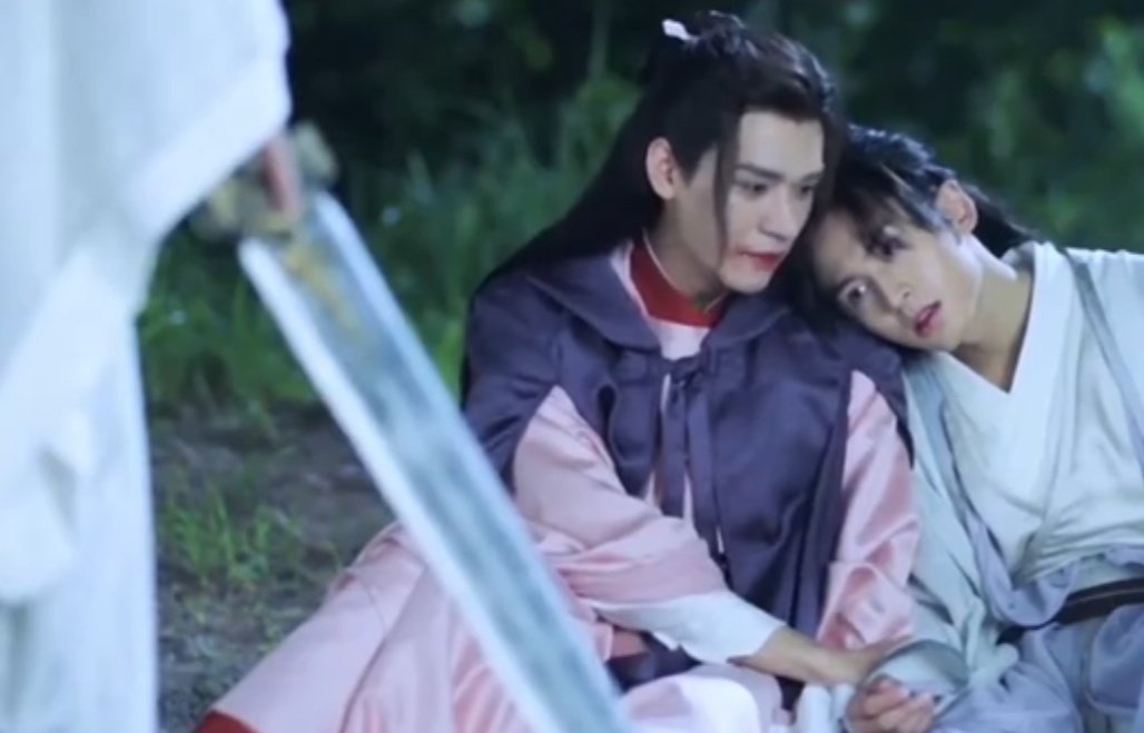naanthots's tweet photo. #WordOfHonor 
#GongJun 
#ZhangZhehan 
The version of the EP 27 scene gets me in the feels. The way that ZZS had his head resting on WKX's shoulder, at peace with his zhiji, the way WKX looked at ZZS as if he has finally getting everything he ever wanted even as he was losing it. https://t.co/pE30BmrEOF