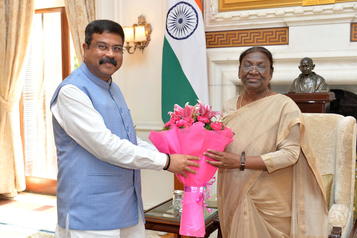 Union Minister for Education and Skill Development &amp; Entrepreneurship Dharmendra Pradhan called on President Droupadi Murmu at Rashtrapati Bhavan