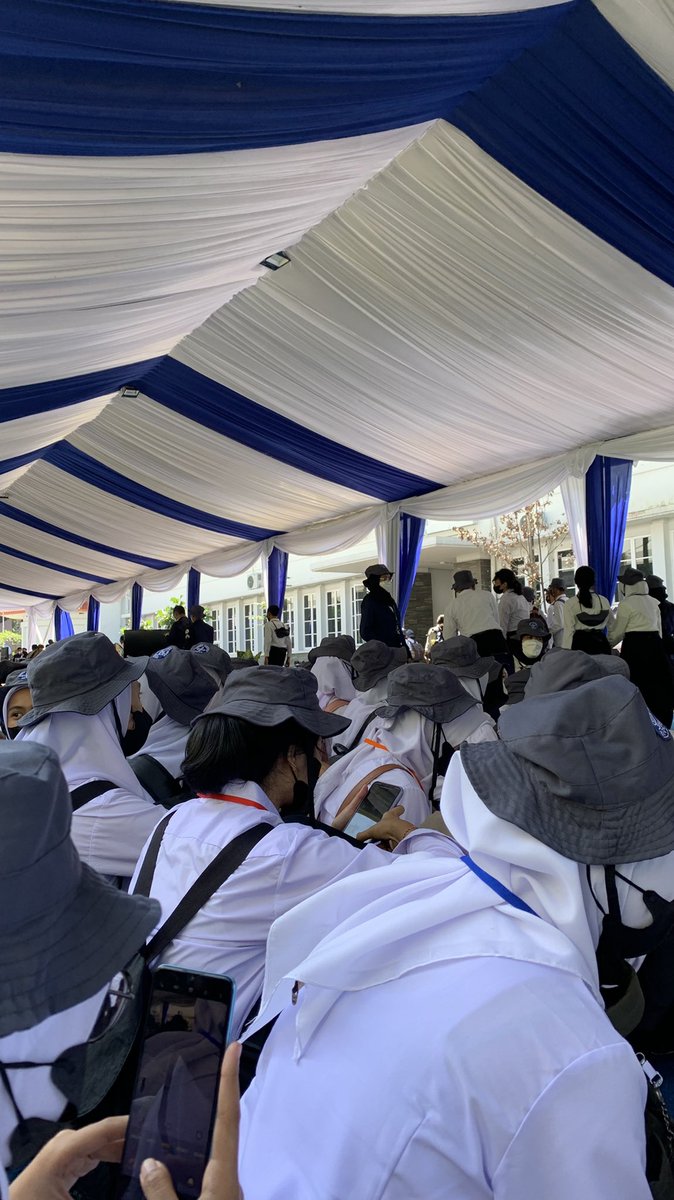 dhesapp_'s tweet photo. Abis makan mau sholat air habis muter dlu nyari kamar mandi alhasil ketinggalan bingung nyari prodi sendiri jdi dibaris blkng #VOKASIIMPACT #MPKMB59SVIPB #IPBDIGDAYA #VOKASIJUARA  #TheGlimpeStoryofGatamalaAgrinawa https://t.co/jAk0RLoYDH
