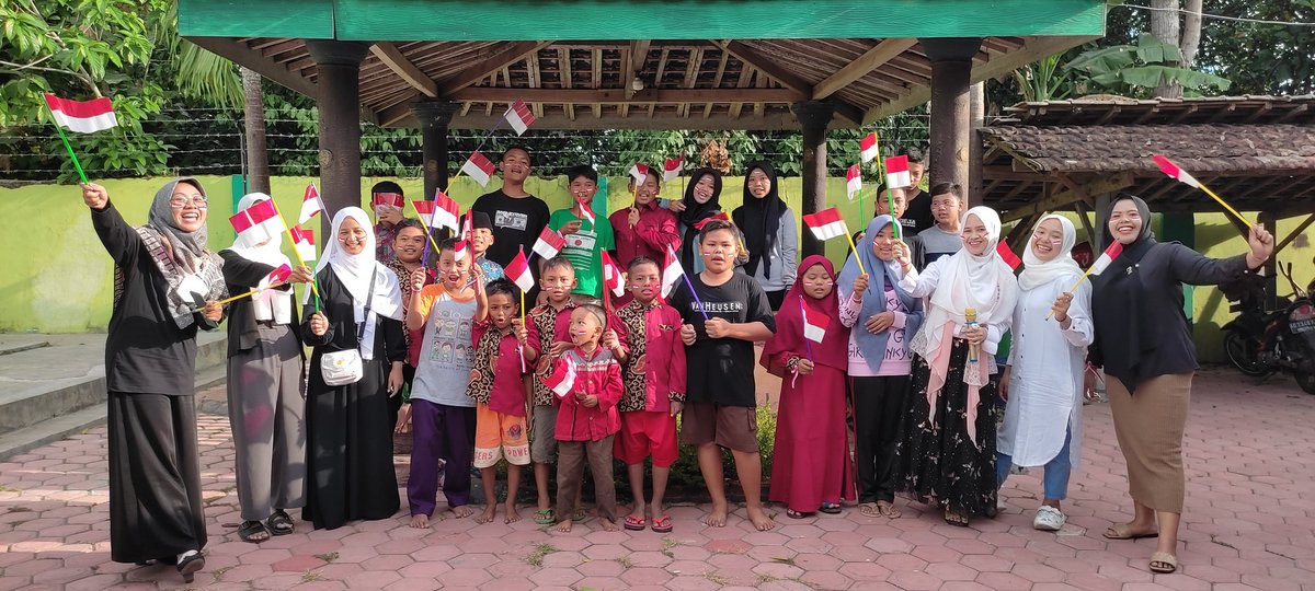 Dimasgalang96's tweet photo. Senang bisa main bareng temen - temen dari panti asuhan miftahul jannah selopuro blitar 💙 https://t.co/5qmAocmixS