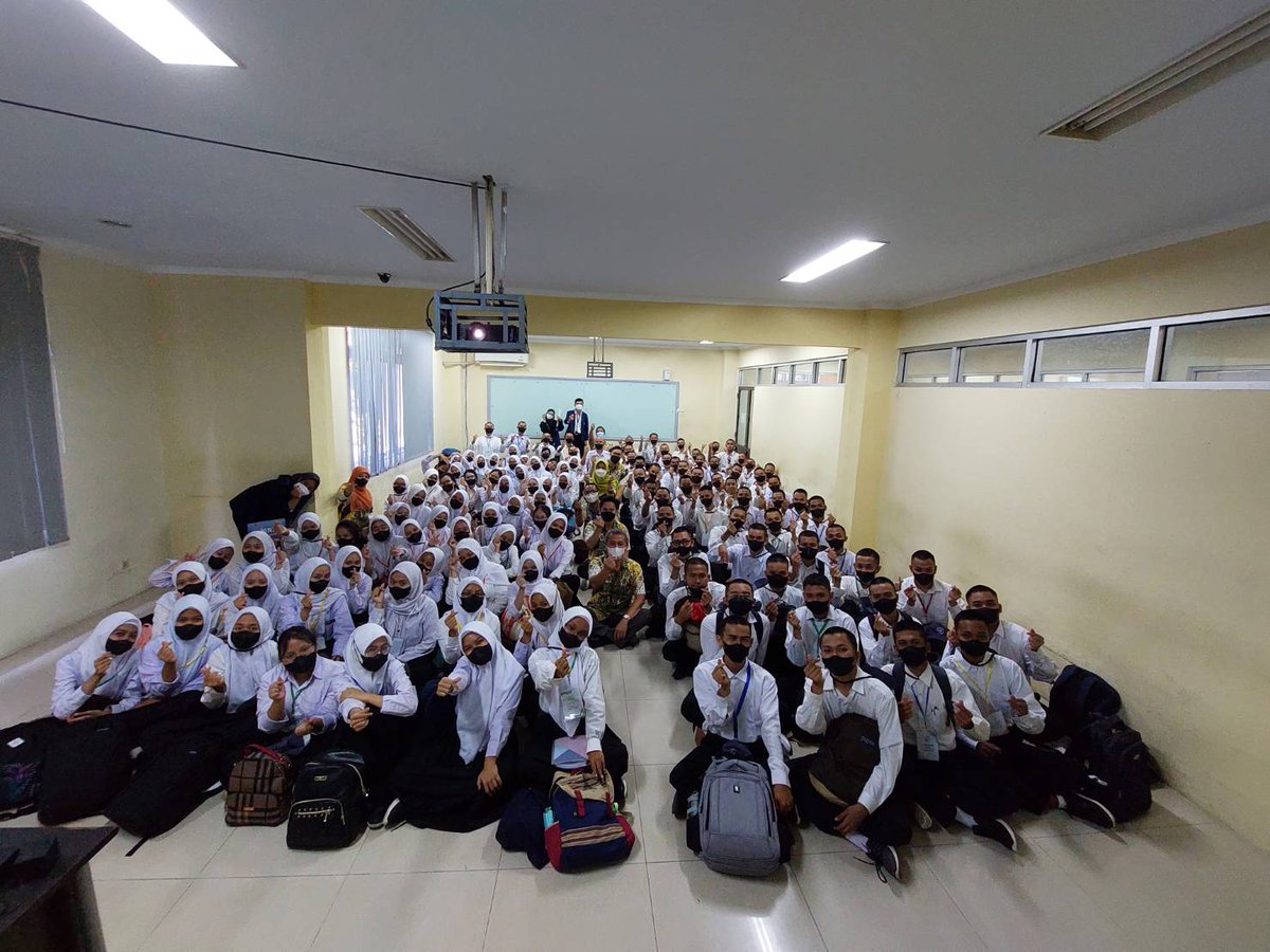 sayilitafani's tweet photo. Keseruan saat Safari Prodi
Program Studi Manajamen Industri🥰
Semangat Kami, Semangat Industri!!!!! 
#VOKASIIMPACT #MPKMB59SVIPB #IPBDIGDAYA #VOKASIJUARA  #TheGlimpeStoryofGatamalaAgrinawa https://t.co/VvpIX9umRq