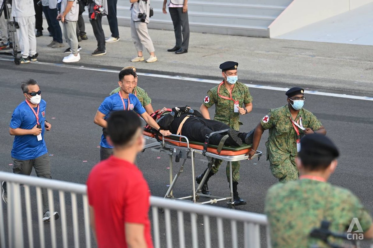 ChannelNewsAsia's tweet photo. The Red Lion who was stretchered off after a hard landing at #NDP2022 is in stable condition, and is alert and conscious, says Defence Minister Ng Eng Hen https://t.co/jWKfjSGcQ6 https://t.co/gC19QBN47M