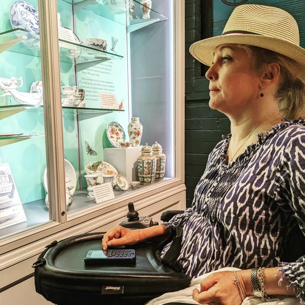 trabasack's tweet photo. At @the_morw listening to the audio using a #trabasack. #porcelain #museumlovers #potteryart https://t.co/RajHjkVfoK https://t.co/hbOnNOp1Tb