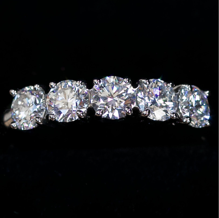 LGDiamondTopics's tweet photo. ラボグロウンダイヤモンドが席巻している!
米国での販売数は昨年34％増加し、今やダイヤモンドの販売数の20個に1個を占めるに至っています。5年前にはほとんど存在しなかった分野なのに、かなりすごいことです。
#新たな価値　#地球に優しいダイヤモンド　#魅力的な価格 https://t.co/Z3LwrD4OhP