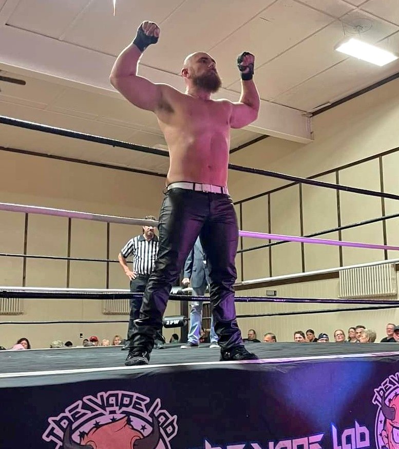 BraunVic's tweet photo. The king of the jungle and the sex icon of our generation!! #tapthatasstuesday #fightnight #moneymaker #alphamale #renegade #anarchist #survivalofthethiccest #photogenic #killthemwithsuccess #prowrestling #noholdsbarred #whosnext https://t.co/IqwmokH4ni
